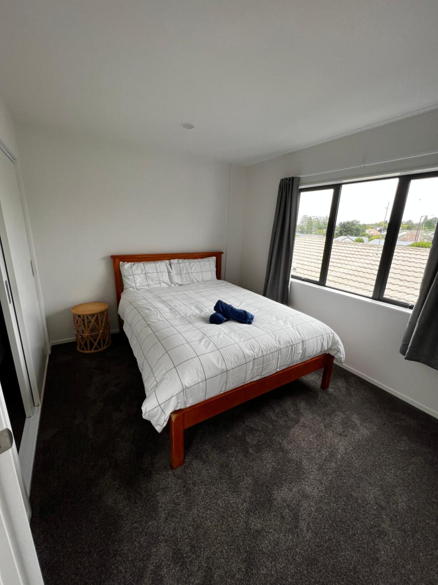 Modern Home By The Reserve Auckland Exterior foto